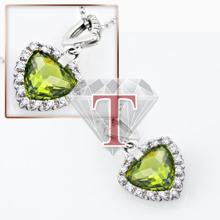 Elegantna i nežna ogrlica od belog zlata oplemenjena poludragim kamenom peridot. Elegantna i nežna ogrlica od belog zlata oplemenjena poludragim kamenom peridot.